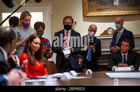 NYTVIRUS - Präsident Donald Trump macht Bemerkungen, wie er an Treffen zu Opportunity Zones im Kabinettsaal, Montag, 18. Mai 2020 teilnimmt. (Foto: Doug Mills/The New York Times) Quelle: Doug Mills / Pool via CNP - Nutzung weltweit Stockfoto