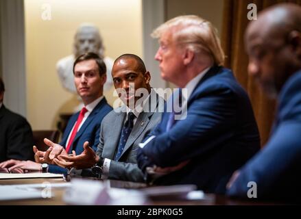 NYTVIRUS - Präsident Donald Trump macht Bemerkungen, wie er an Treffen zu Opportunity Zones mit Sen. Tim Scott, R-SC, und Scott Turner, Executive Director des White House Opportunity and Revitalization Council, im Kabinettsaal, Montag, 18. Mai 2020 teilnimmt. (Foto: Doug Mills/The New York Times) Quelle: Doug Mills / Pool via CNP - Nutzung weltweit Stockfoto