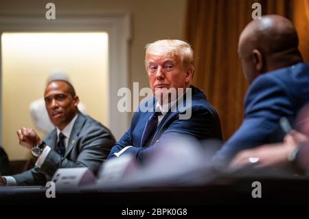 NYTVIRUS - Präsident Donald Trump macht Bemerkungen, wie er an Treffen zu Opportunity Zones mit Sen. Tim Scott, R-SC, und Scott Turner, Executive Director des White House Opportunity and Revitalization Council, im Kabinettsaal, Montag, 18. Mai 2020 teilnimmt. (Foto: Doug Mills/The New York Times) Quelle: Doug Mills / Pool via CNP - Nutzung weltweit Stockfoto