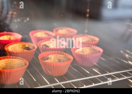 Cupcakes mit Cherry, Muffins im Ofen. Stockfoto