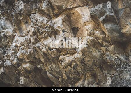 Natursteinmauer aus Basaltgestein Stockfoto