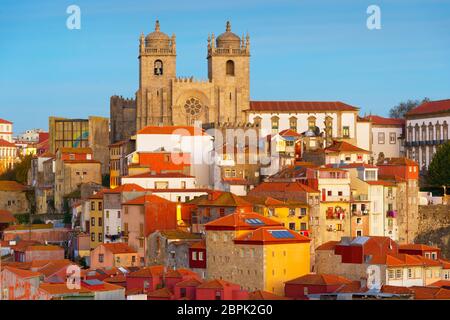 Dämmerung Blick von Ribeira historischen Viertel. Porto, Portugal Stockfoto