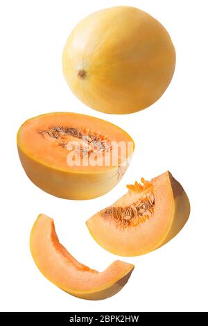 Flying frische Melone Obst auf weißem Hintergrund mit freistellungspfad als Package Design Element und Werbung isoliert. Volle Tiefenschärfe. Stockfoto