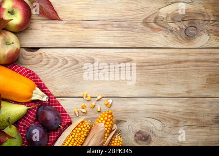 Herbst Obst und Gemüse auf Holztisch. Kopieren Sie Platz. Ansicht von oben Stockfoto