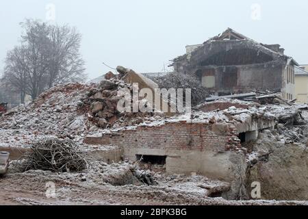 Baustelle mit vielen alten Ziegeln und Haus Stockfoto