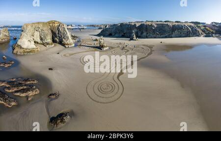 Bandon by the Sea, Oregon / USA - März 13 2020: Detailgetreuliches Kunstwerk des Teams Circles in the Sand am Strand des Face Rock State Park Stockfoto