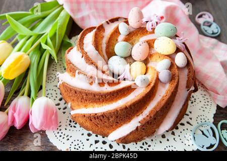 Lecker bundt Cake mit Ostereiern und rosa Zuckerguss Stockfoto