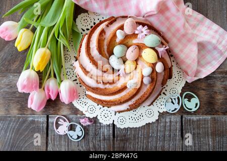 Lecker bundt Cake mit Ostereiern und rosa Zuckerguss Stockfoto