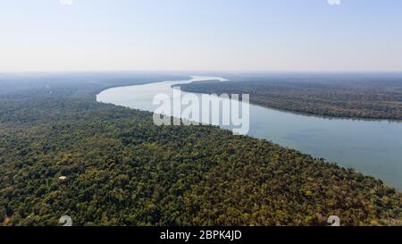 Helikopterblick aus Iguazu Falls National Park, Argentinien. UNESCO-Welterbe. Abenteuerreisen in Südamerika Stockfoto