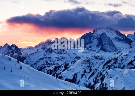 Marmolada Berggipfel im Schnee bei Sonnenuntergang bedeckt. Heiße rote Sonne. Italien Stockfoto