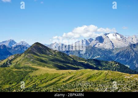 Giau Pass Berge bei Tageslicht. Wolkiger Himmel auf Hintergrund. Italien Stockfoto