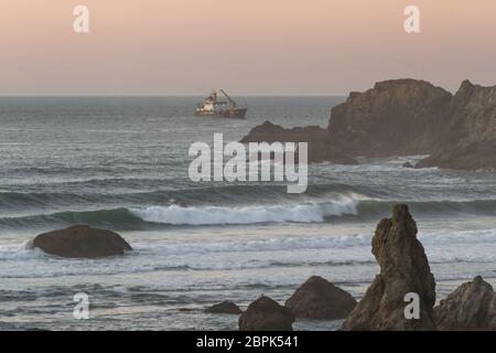 Bandon by the Sea, Oregon / USA - Februar 20 2020: US Coast Guard Schiffsbaggerei an der südlichen Küste von Oregon Stockfoto