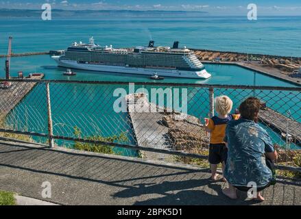 Vater und sein Sohn beobachten Celebrity Solstice Kreuzfahrtschiff in Port of Napier, Hawke's Bay Region, North Island, Neuseeland Stockfoto