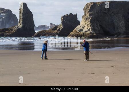 Bandon by the Sea, Oregon / USA - Februar 21 2020: Denny Dyke und das Team von Circles in the Sand zeichnen ein begehbares Labyrinth im flachen Sandschnabel Stockfoto