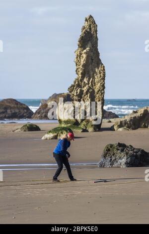 Bandon by the Sea, Oregon / USA - Februar 21 2020: Das Team von Circles in the Sand zeichnet ein begehbares Labyrinth im flachen Sandstrand von Face Rock Stockfoto