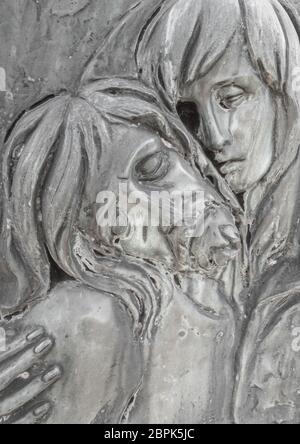 Bas-Relief aus Bronze, die das Mitleid von Michelangelo. Gesichter der Heiligen Gottesmutter Maria und Jesus Christus nach der Kreuzigung. Stockfoto