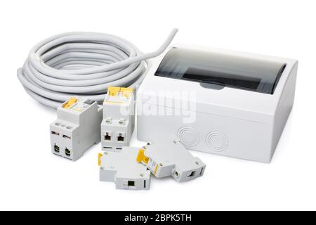 Automatische Leistungsschalter, Verteilerkasten und Kabel auf weißem Hintergrund. Elektrische Ausrüstung. Zubehör für Schutz und Steuerung elektrisch. Stockfoto