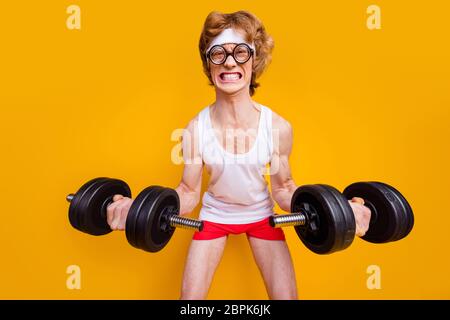 Porträt seiner er schön funky motiviert verrückt Füchsling Mann Hebe Langhantel tun Training Trainer-Programm Regime Bodybuilding Ziel isoliert über hell Stockfoto