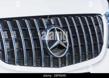 Mercedes Benz Nahaufnahme des Autos mit Logo. Russland, Sankt Petersburg. 14. Mai 2020 Stockfoto