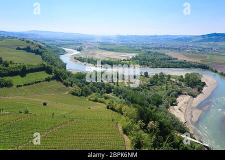 Blick auf den Fluss Tanaro. Weinberge von Langhe Region, Italien Landwirtschaft. UNESCO-Weltkulturerbe Stockfoto