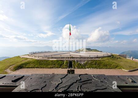 Italienische Wahrzeichen. Ersten Weltkrieg Gedenkstätte von Monte Grappa, Italien. Italienische Alpen Stockfoto