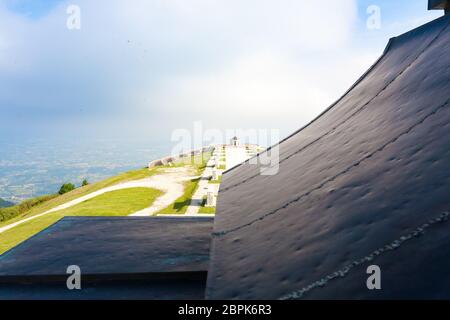 Italienische Wahrzeichen. Ersten Weltkrieg Gedenkstätte von Monte Grappa, Italien. Italienische Alpen Stockfoto