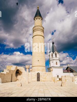 Die Ruinen der Kathedrale Moschee mit Minarett. 1352 Kirche im Hintergrund. Bolghar, Russland. Stockfoto