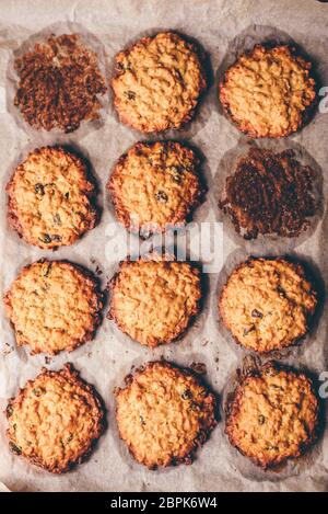 Hausgemachte Oatmeal Cookies mit Rosinen auf Pergamentpapier. Blick von oben. Stockfoto