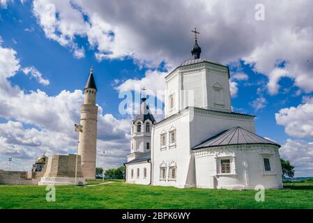 1352 Kirche und grossen Minarett der Moschee Kathedrale. Bolghar, Russland. Stockfoto