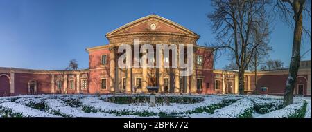 Panoramablick auf die Art Museum in Odessa, Ukraine. Eine der wichtigsten Kunstgalerien der Stadt. Stockfoto