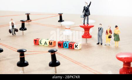 Büro Arbeit abstraktes Foto. Verdrahtete Punkte auf Holzfläche mit kleinen Mannfiguren. Stockfoto