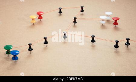 Büro Arbeit abstraktes Foto. Verdrahtete Punkte auf Holzfläche. Stockfoto