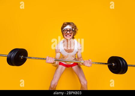 Porträt seiner er schön attraktiv funky verzweifelt schlank schwach stockfleckig Kerl Heben Langhantel Gestaltung Bodybuilding isoliert über helle lebendige Glanz Stockfoto