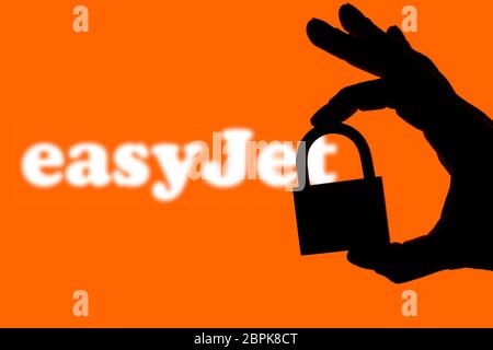 LONDON, Großbritannien - 19. April 2020: Logo der easyJet-Fluggesellschaft mit Sicherheits-Vorhängeschloss Stockfoto