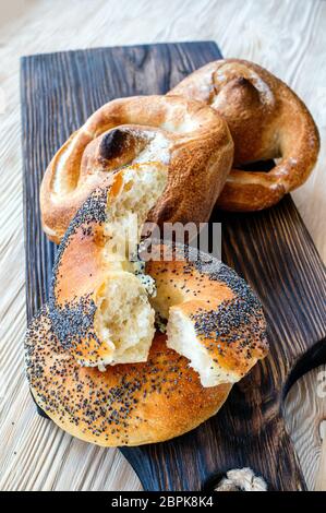 Mohn-Saatbrot mit einer rosigen Kruste aus hausgemachtem Backen. Kalach-traditionelles russisches Brot. Stockfoto