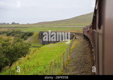 Ein Blick von Bord eines Dampfzugs speziell, wie es über Ribblehead Viadukt auf der Settle zu Carlisle Bahnlinie, North Yorkshire, England, Großbritannien Stockfoto