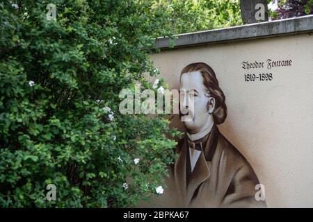 Ribbeck, Deutschland. Mai 2020. Auf einem Transformatorenhaus in der brandenburgischen Gemeinde Ribbeck ist eine Zeichnung des Dichters und Schriftstellers Theodor Fontane zu sehen. Quelle: Paul Zinken/dpa-Zentralbild/ZB/dpa/Alamy Live News Stockfoto