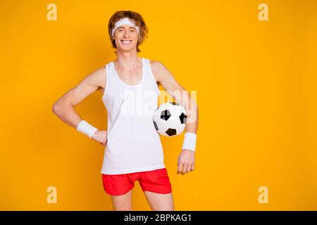 Porträt von seinem er schön attraktiv fröhlich fröhlich Inhalt Kerl Sportler hält in der Hand Fußball Amateur Liga isoliert über helle lebendige Glanz Stockfoto