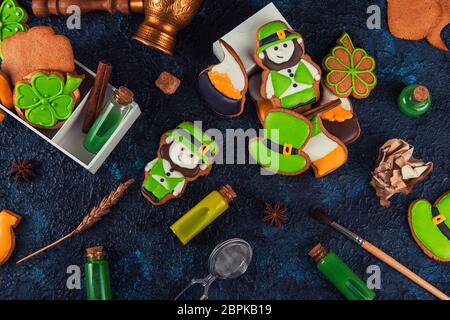 Cookies für Patrick's Day auf dunklem Hintergrund Stockfoto