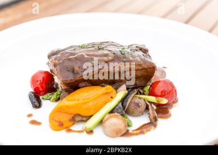 Langsam kochen Sie gebratene Rippe mit gegrilltem Gemüse Stockfoto