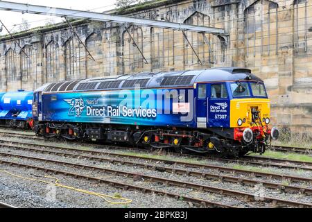 Eine britische Lokomotive der Baureihe 57 mit dem Namen 'Lady Penelope', 57307, am Bahnhof Carlisle, Carlisle, Cumbria, England, Großbritannien Stockfoto