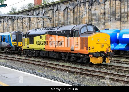 Eine Colas Schienengüterlok English Electric Typ 3 British Rail Class 37 Diesel Lokomotive Nummer 37421 am Bahnhof Carlisle, Cumbria, England Stockfoto