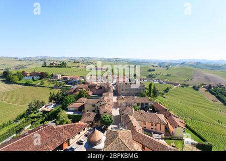 Barbaresco Stadt Luftbild. Weinberge von Langhe Region, Italien Landwirtschaft. UNESCO-Weltkulturerbe Stockfoto