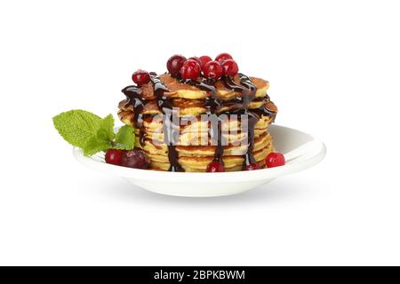 Leckere Pfannkuchen mit Cranberry und Sauce auf weißem Hintergrund isoliert Stockfoto