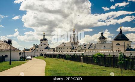 Schöne Stein Bogoroditse-Uspensky Kloster am Sommer bewölkten Tag. Wiederherstellung des Tempels. Stockfoto