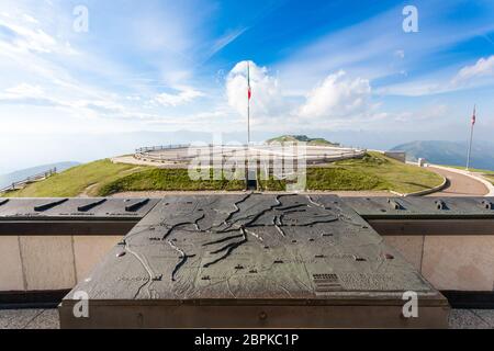 Italienische Wahrzeichen. Ersten Weltkrieg Gedenkstätte von Monte Grappa, Italien. Italienische Alpen Stockfoto