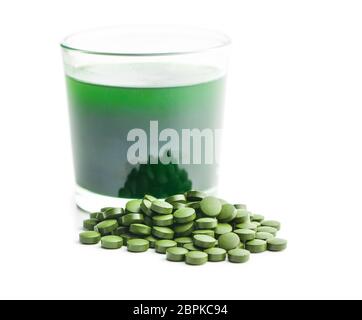 Chlorella oder grün Gerste. Detox superfood. Spirulina Tabletten und Smoothie. Stockfoto