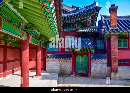 Seoul, Südkorea 12/2020 Bunte und traditionelle Architektur des Changdeokgung-Palastes in Seoul, Südkorea. Stockfoto