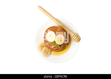 Leckere Pfannkuchen mit Banane und Honig isoliert auf weißem Hintergrund Stockfoto