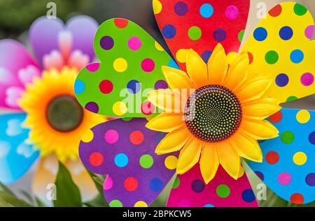 Große bunte Künstliche dekorative Sonnenblume Ventilator auf der Anzeige für den Verkauf Stockfoto